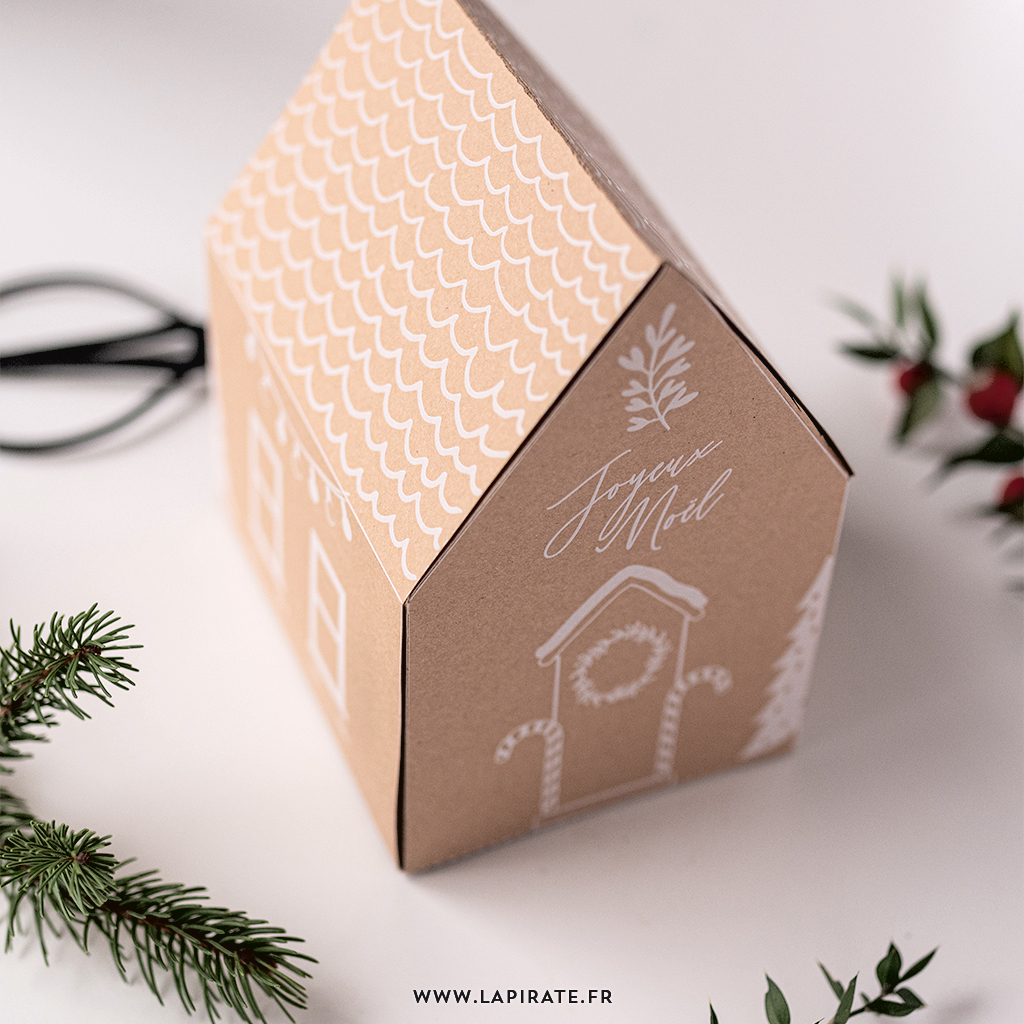 Cadeau de Noël enveloppé dans du papier kraft avec décoration