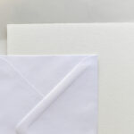 Papier Elation 240 g/m², texture marquée sur blanc azuré
