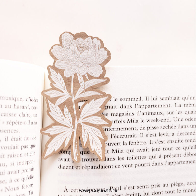 Marque-page découpé en forme de pivoine sur papier kraft recyclé avec illustration détaillée à l'encre blanche d'une pivoine et ses feuilles. Idée cadeau lecture originale - La Pirate