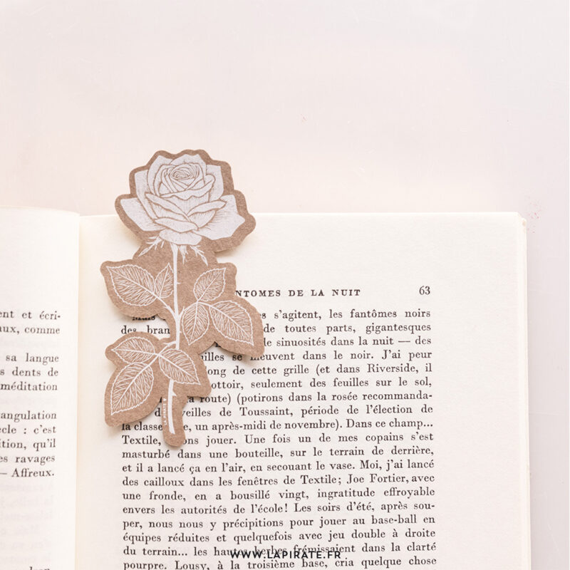 Marque-page découpé en forme de rose sur papier kraft recyclé avec illustration détaillée à l'encre blanche d'une rose et ses feuilles. Idée cadeau lecture originale - La Pirate